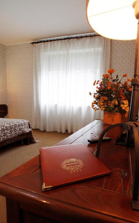 Hotel Antares Arona Bagian luar foto